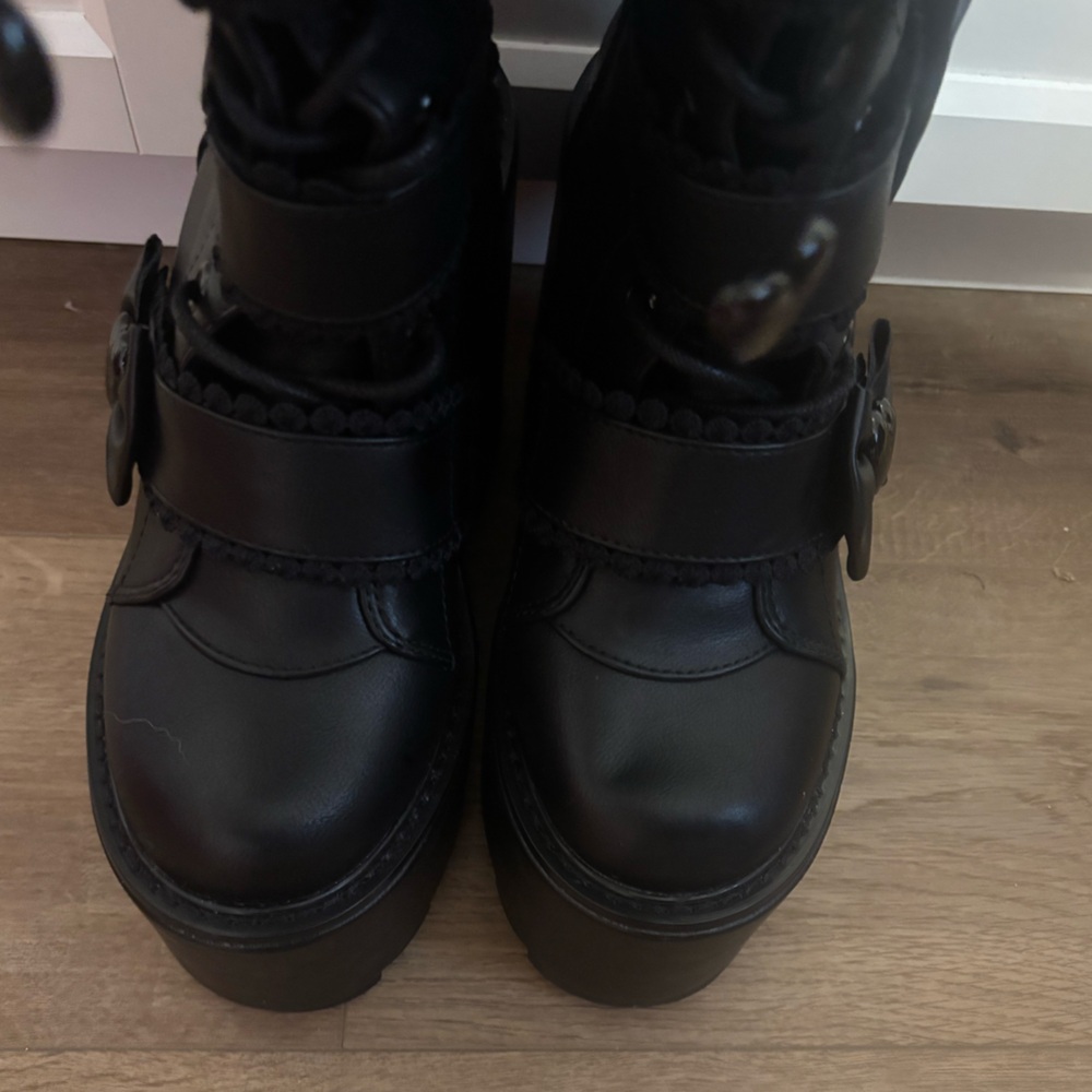 YRU x Monster High Dune Elissabat boots - Picture 4 of 7